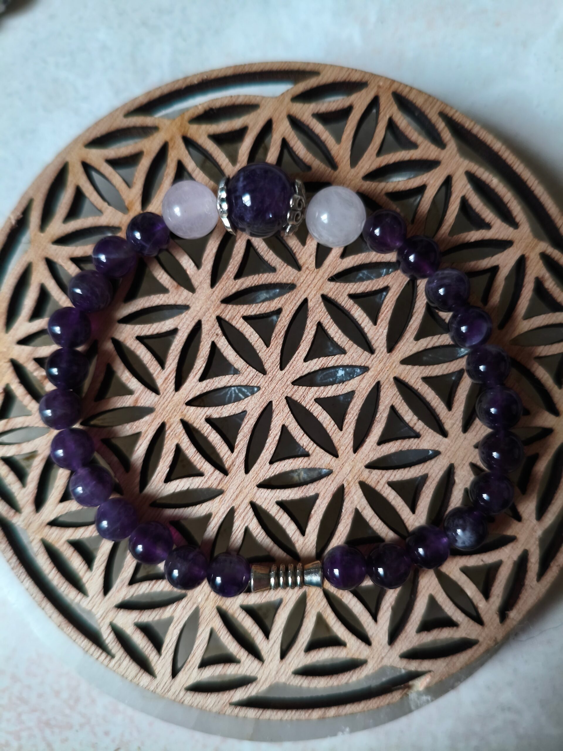 bracelet harmonie intuitive améthyste chevronnée 6mm quartz rose 8mm perle centrale 10 mm entretoises fleurs argent lithohtérapie intuition amour