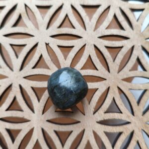 pierre roulée en labradorite lithothérapie - intuition protection reflets irisés