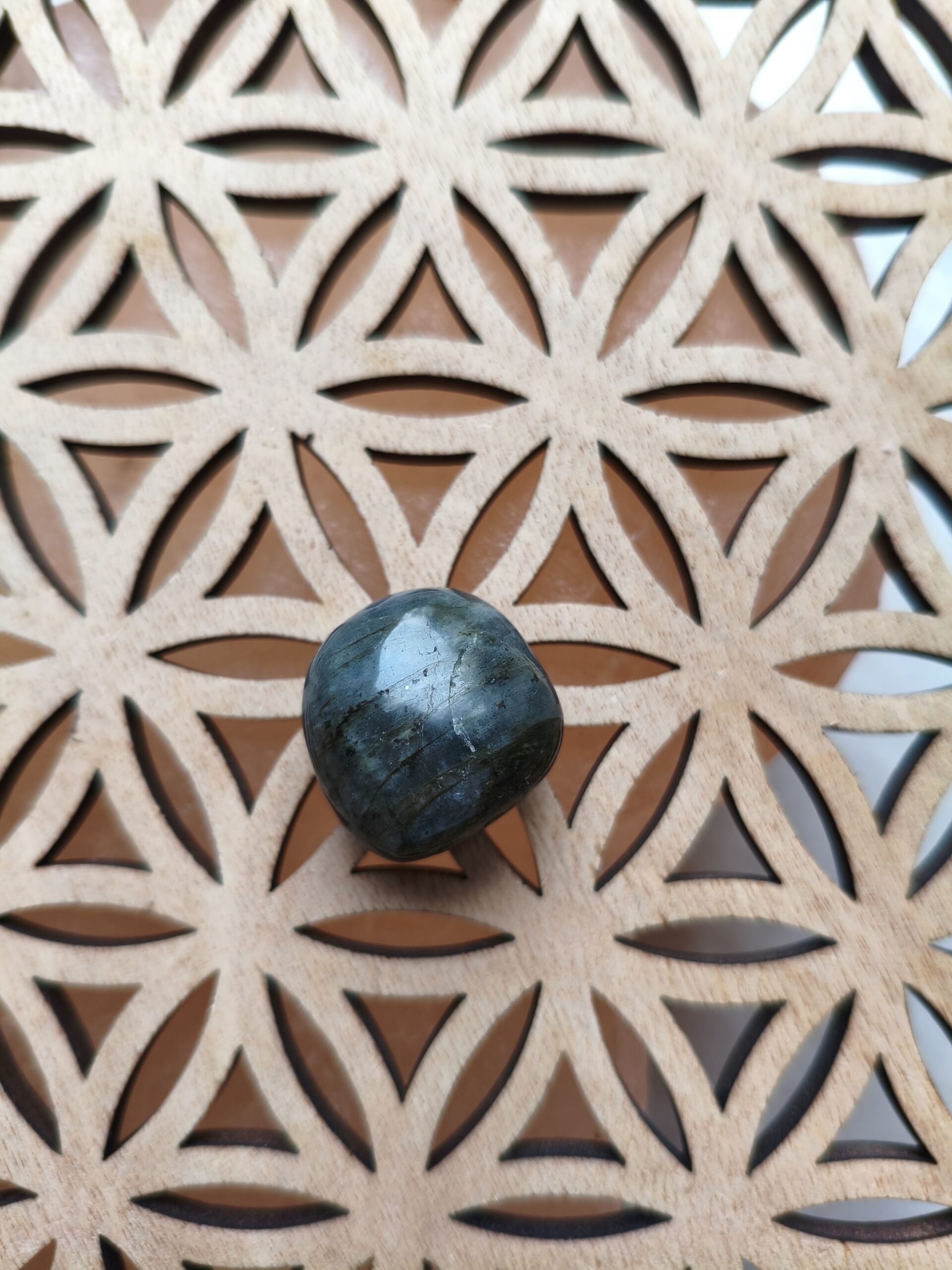 pierre roulée en labradorite lithothérapie - intuition protection reflets irisés