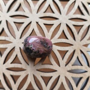 pierre roulée rhodonite lithothérapie minéraux, gemme rose tachetée pour équilibre émotionnel et pardon