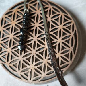 marque-page en hématite avec perles coeur et motifs fleuris lithothérapie