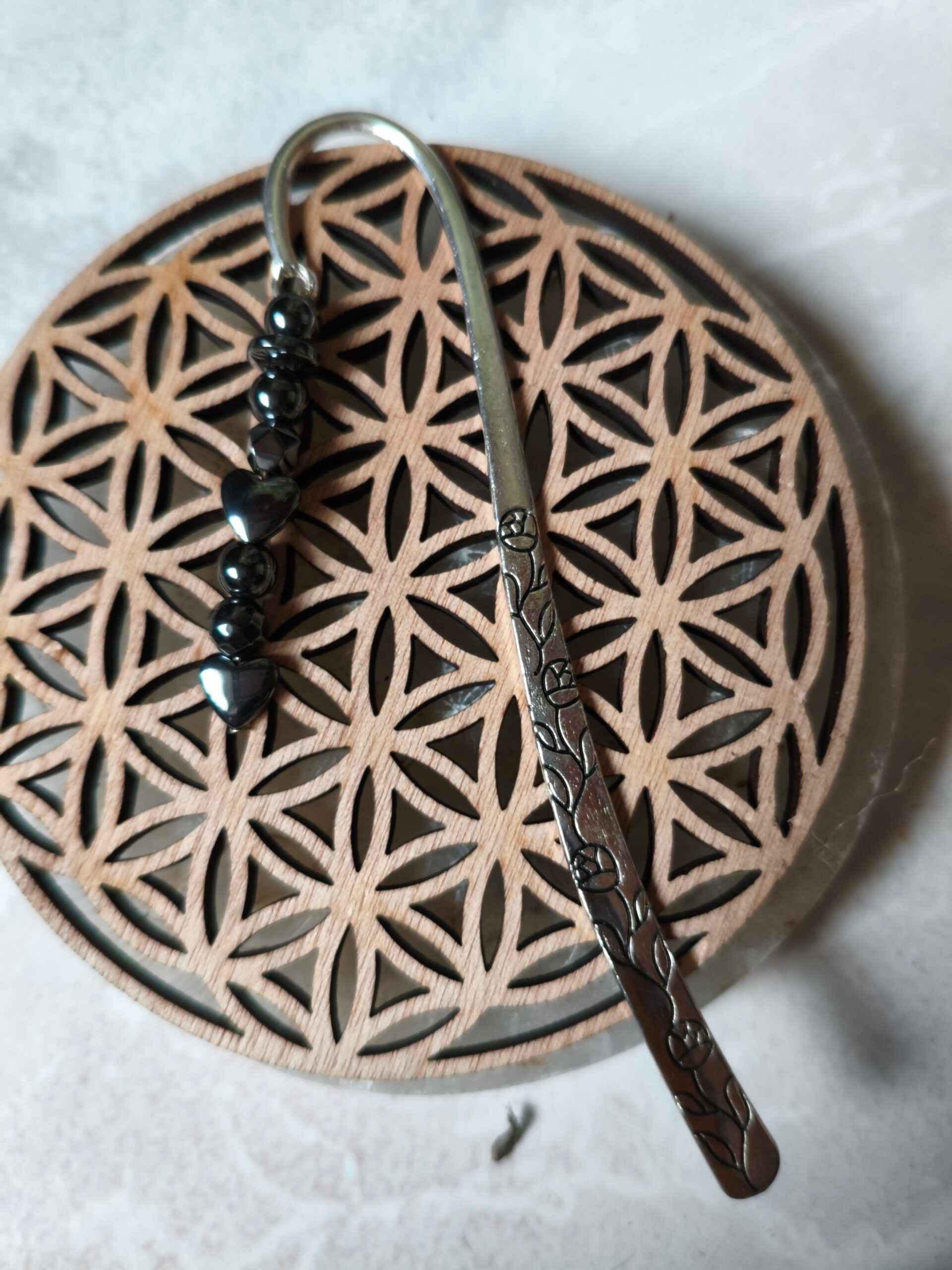 marque-page en hématite avec perles coeur et motifs fleuris lithothérapie