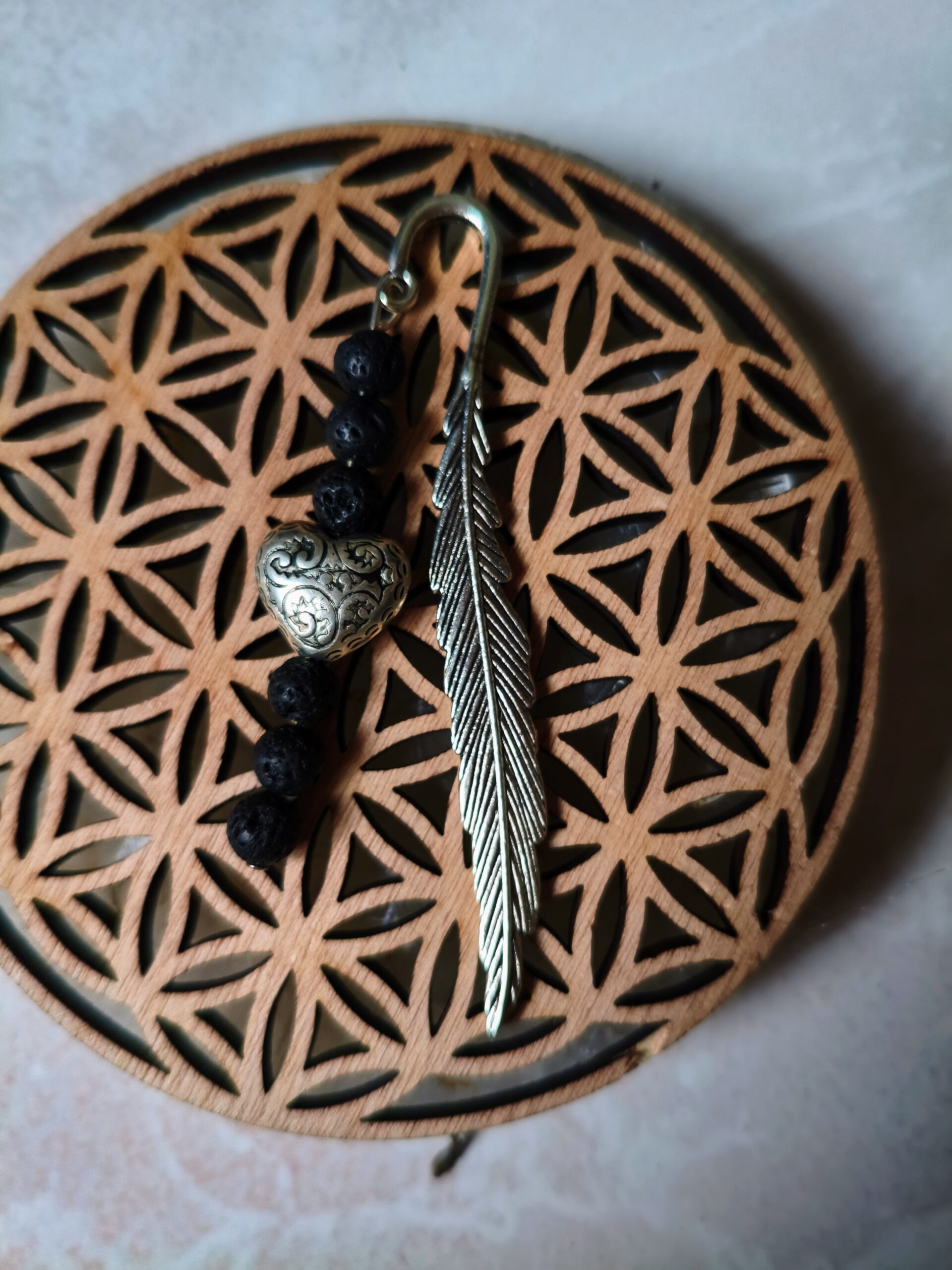 marque-page plume pioerre de lave lithothérapie 8cm perles stabilité émotionnelle