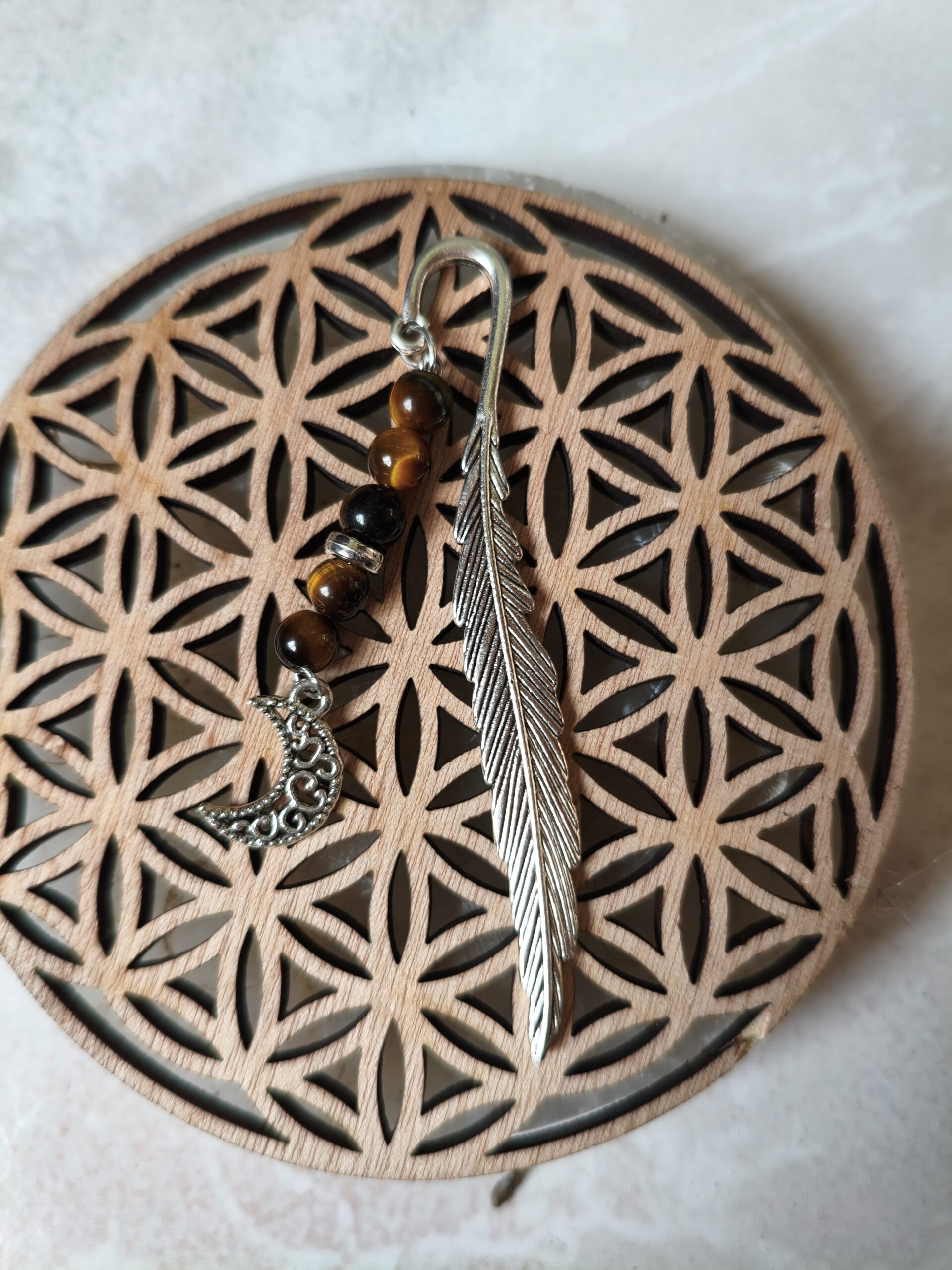 marque-page oeil de tigre avec symbole lune lithothérapie