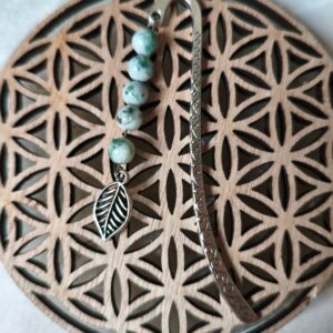 marque-page en agate arbre avec charm feuille lithothérapie