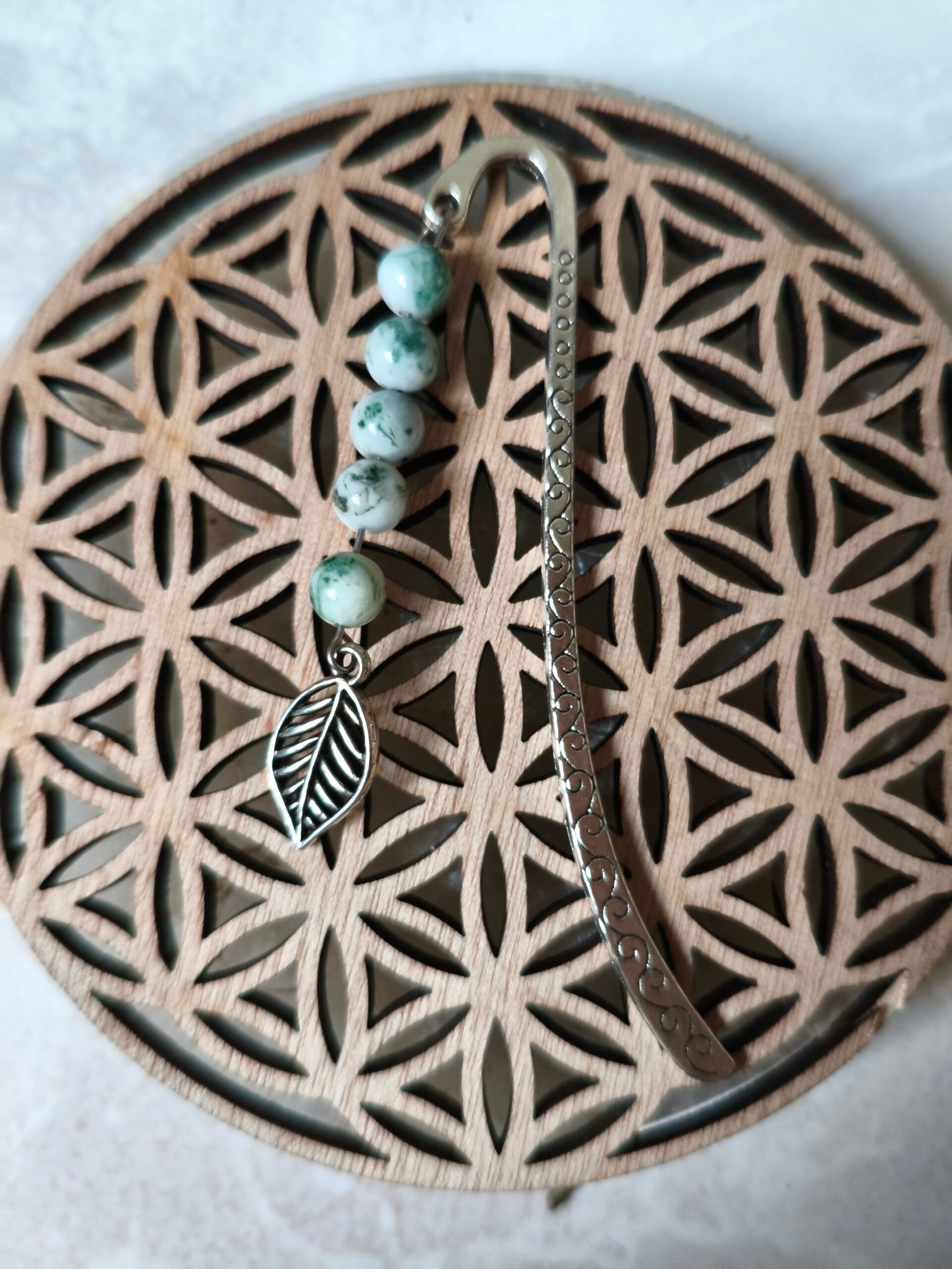 marque-page en agate arbre avec charm feuille lithothérapie