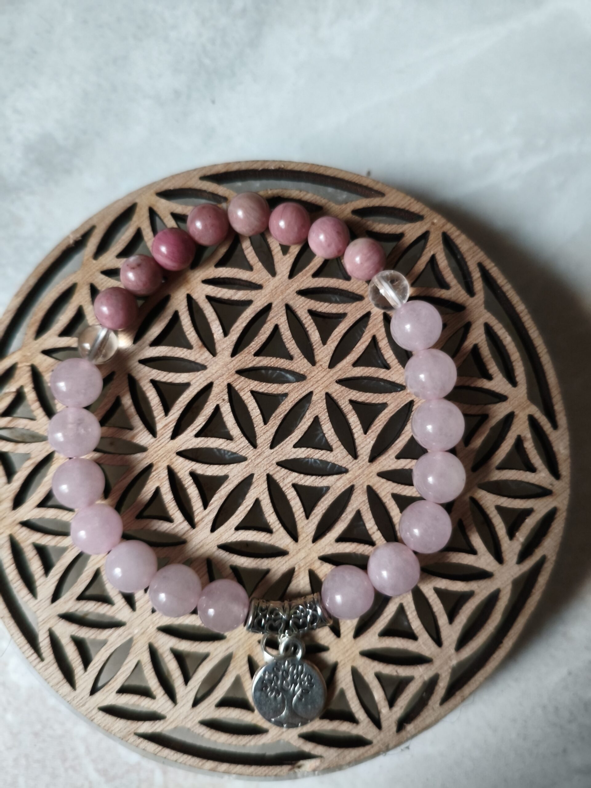 bracelet racines et famille quartz rose rhodonite cristal de roche lithothérapie amour guérison émotionnelle liens